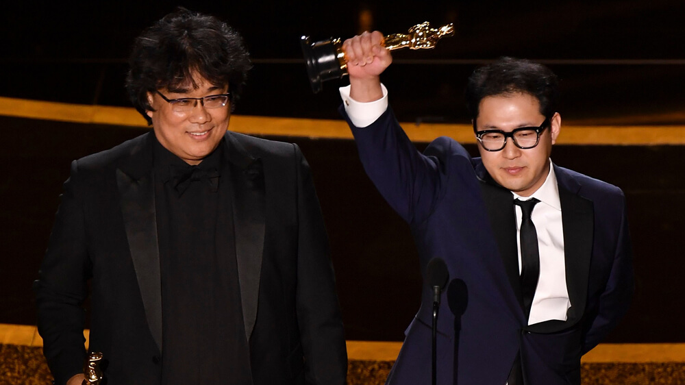 Sutradara Bong Joon-Ho dan penulis skenario saat memenangkan Best Original Screenplay di ajang Oscar